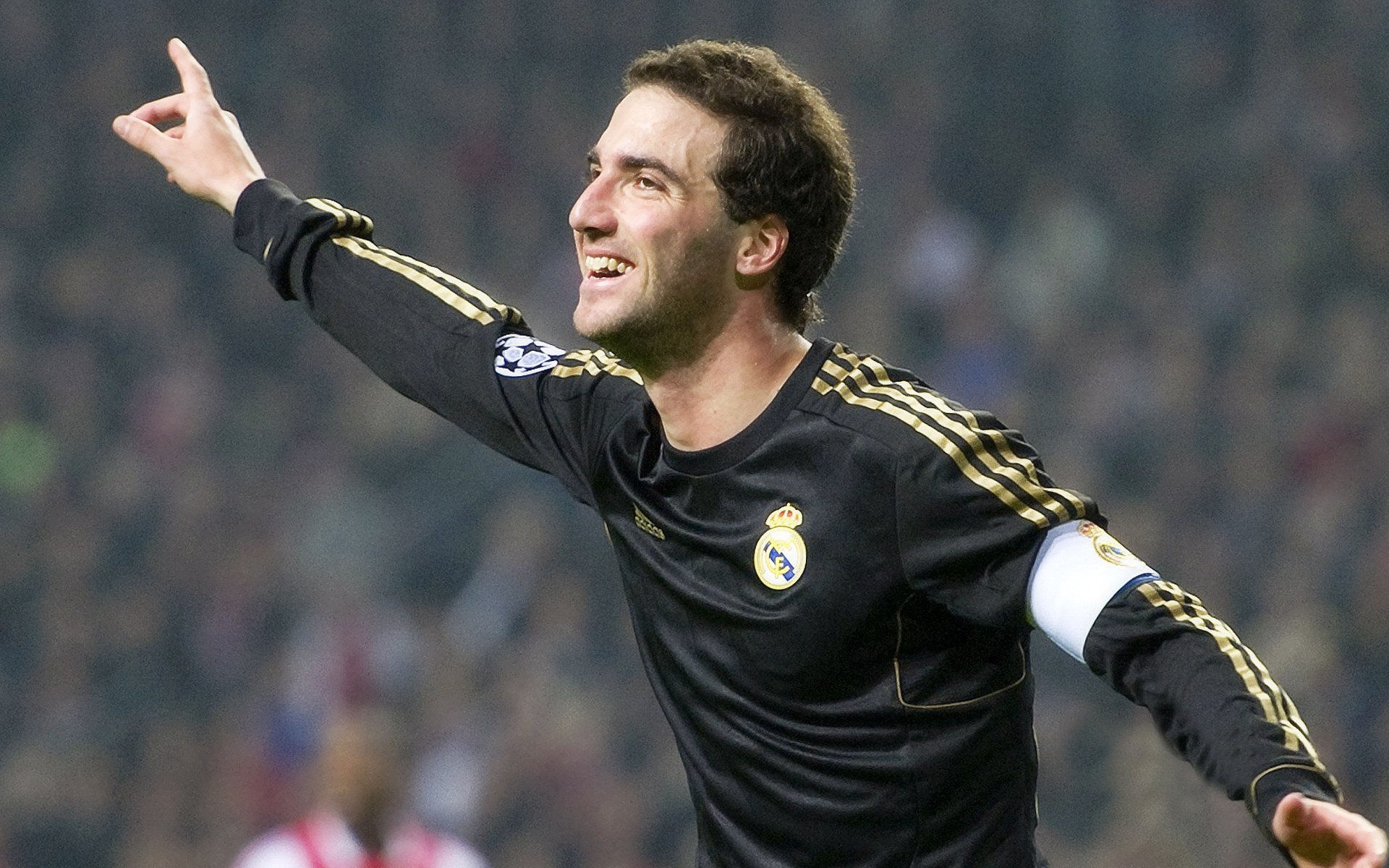 足球赛场焦点！德国队对阵韩国队，压哨绝杀，引爆全场观众欢呼